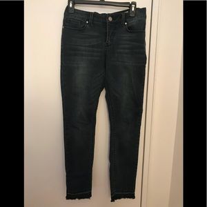 Skinny jeans with released frey hem